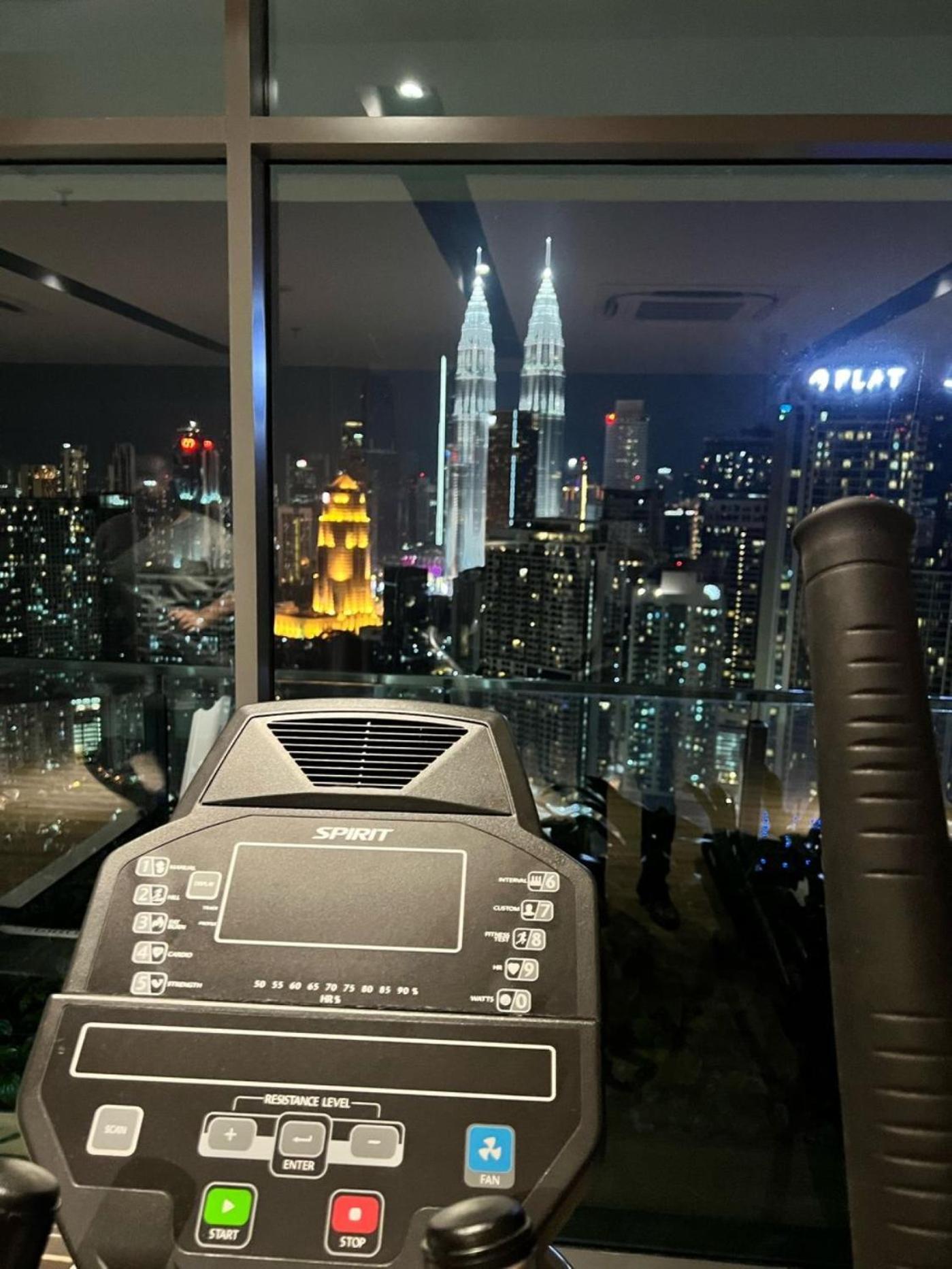 The Luxe Suites Klcc By Cozy Stay Куала-Лумпур Экстерьер фото